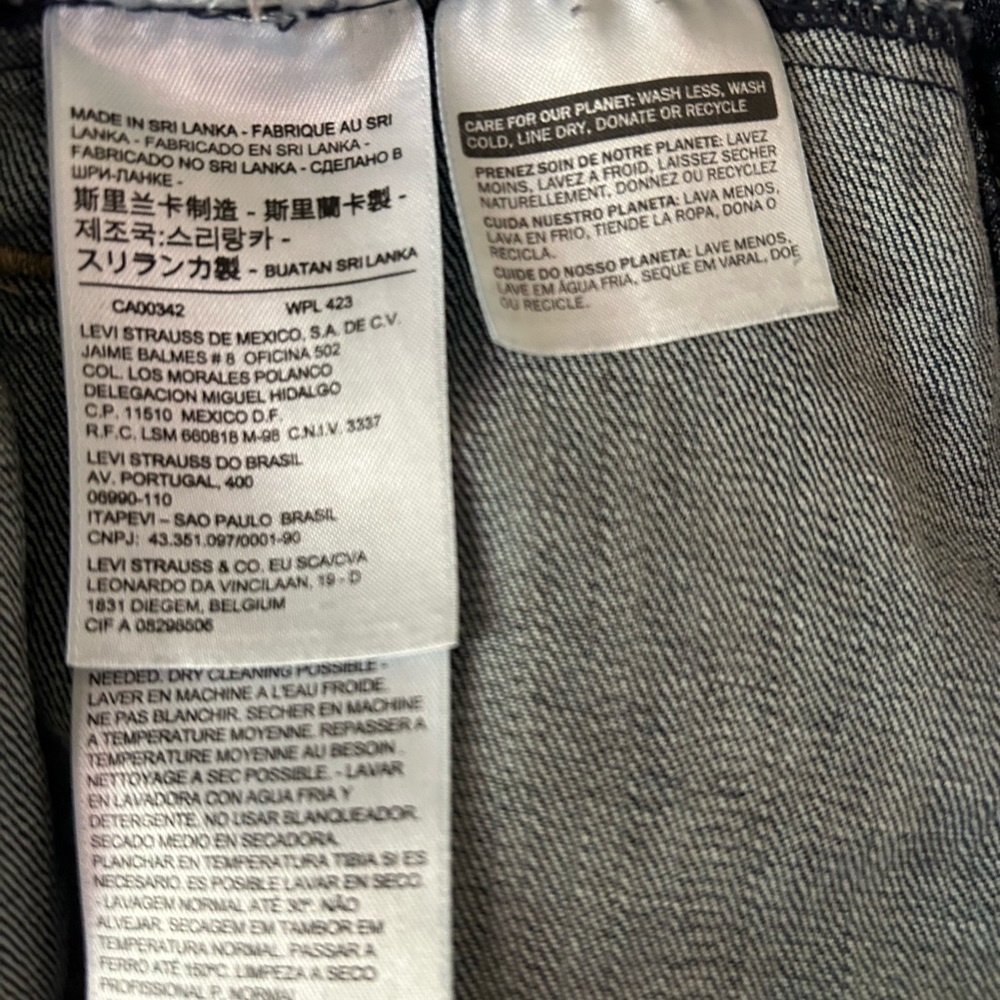 Levi's Classic Denim Jacket with Leather Patch - Picture 4 of 5